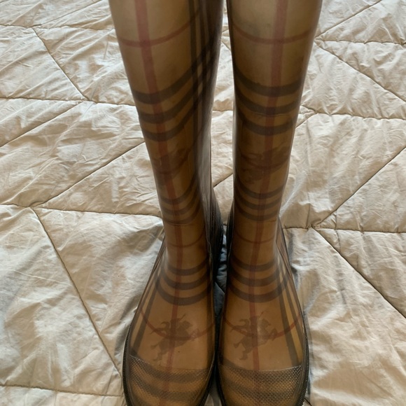 Burberry rain boots - Picture 10 of 11